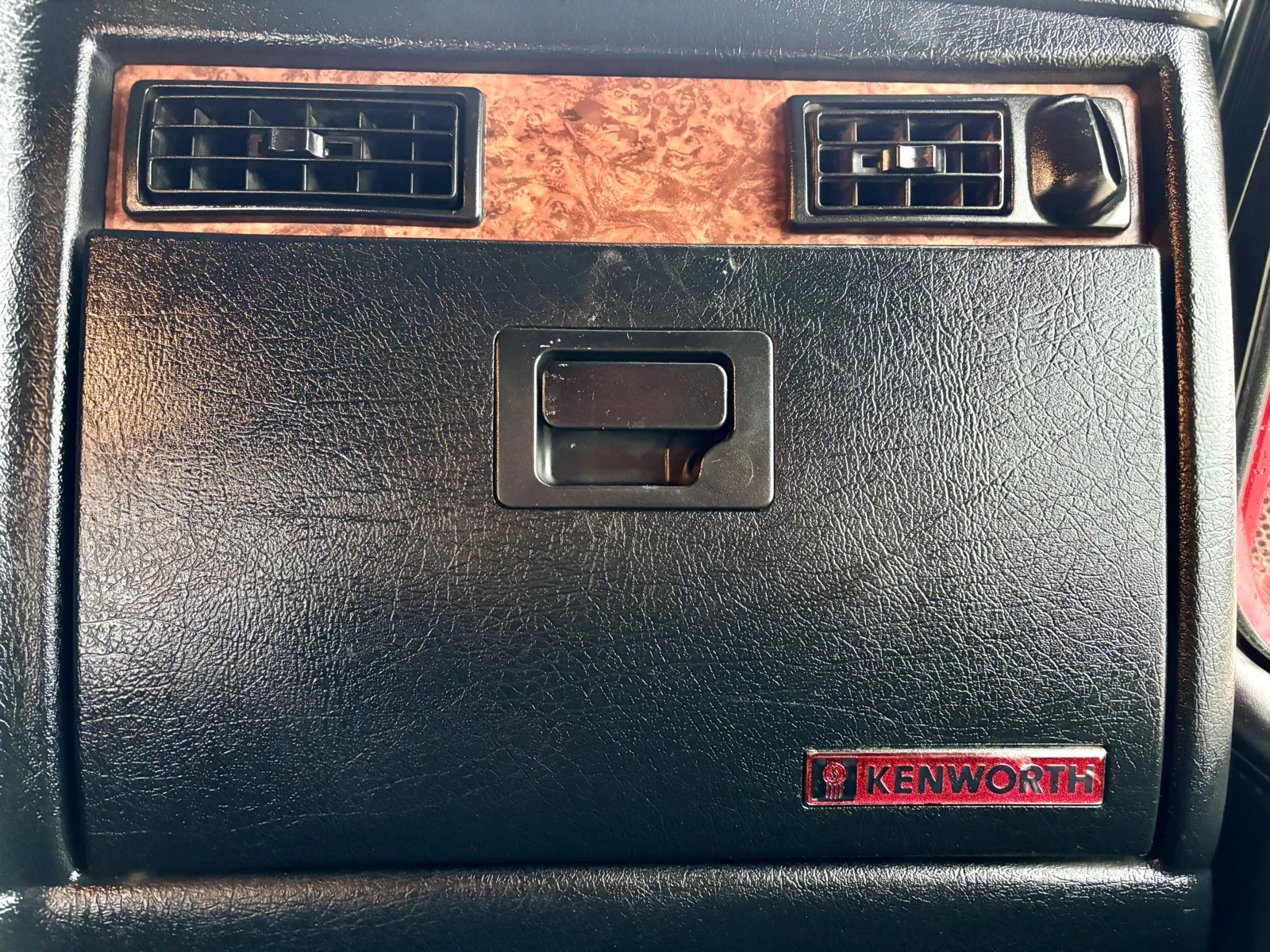 2004 Kenworth T800 - image 19