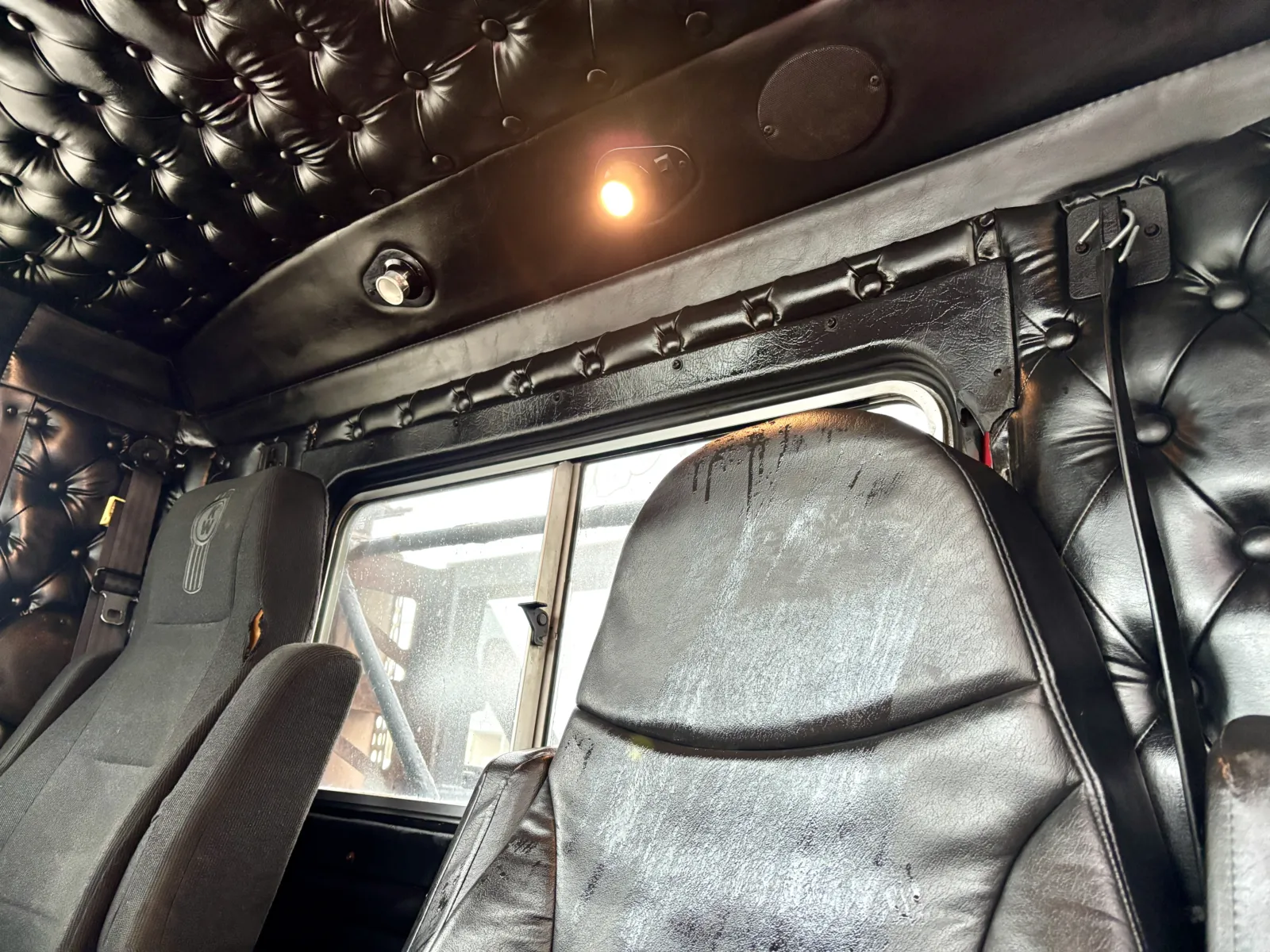 2004 Kenworth T800 - image 20