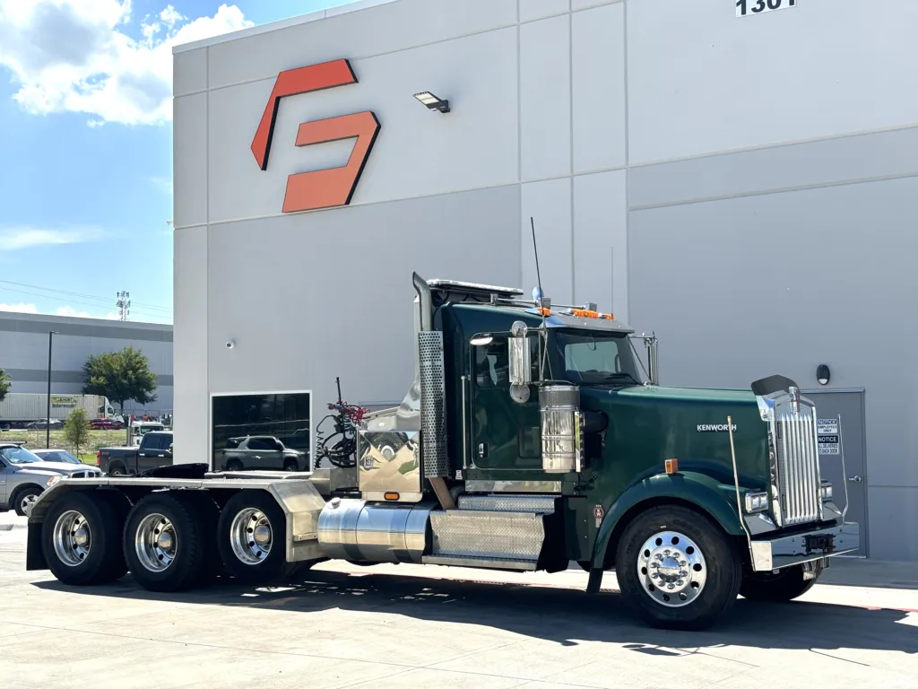 2015 KENWORTH W900 for sale in Hutchins, TX