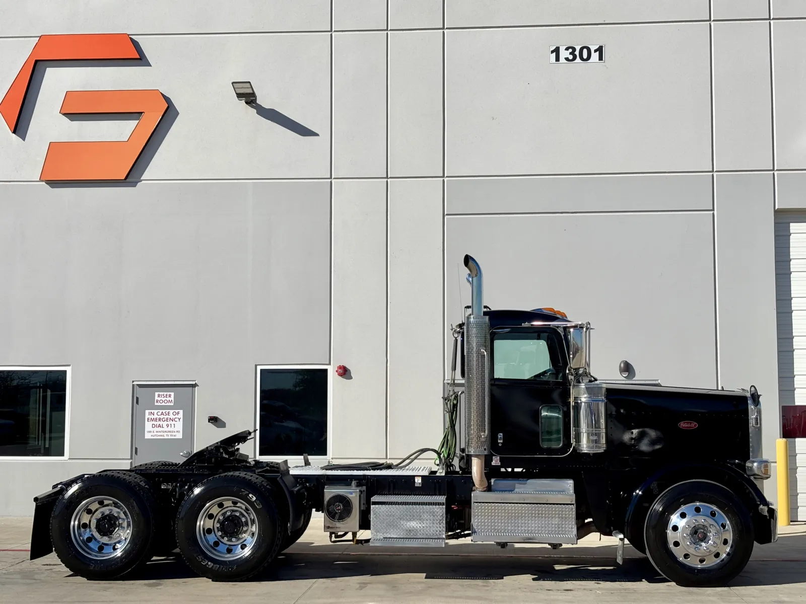 2018 Peterbilt 389 - image 3