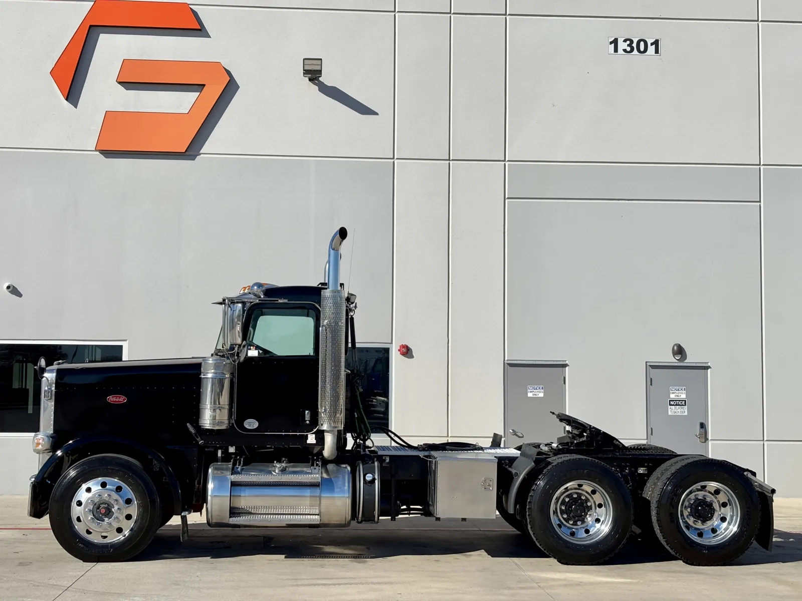 2018 Peterbilt 389 - image 4