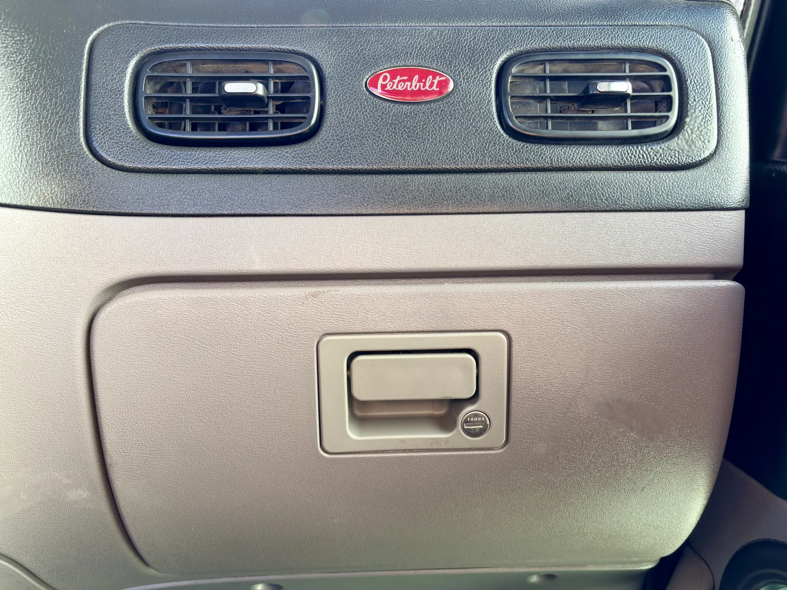 2018 Peterbilt 389 - image 19