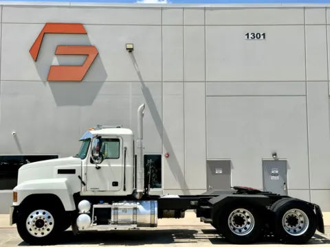 More photos of 2019 MACK PINNACLE 64T at Forge Truck Centers - Texas, TX