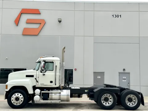 More photos of 2019 MACK PINNACLE 64T at Forge Truck Centers - Texas, TX