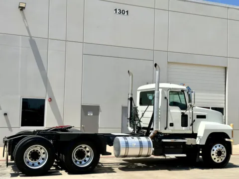 More photos of 2019 MACK PINNACLE 64T at Forge Truck Centers - Texas, TX
