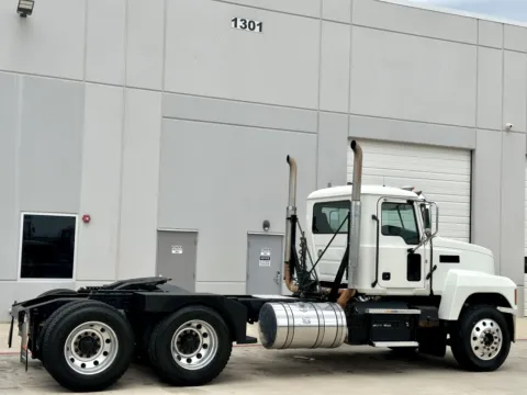 More photos of 2019 MACK PINNACLE 64T at Forge Truck Centers - Texas, TX