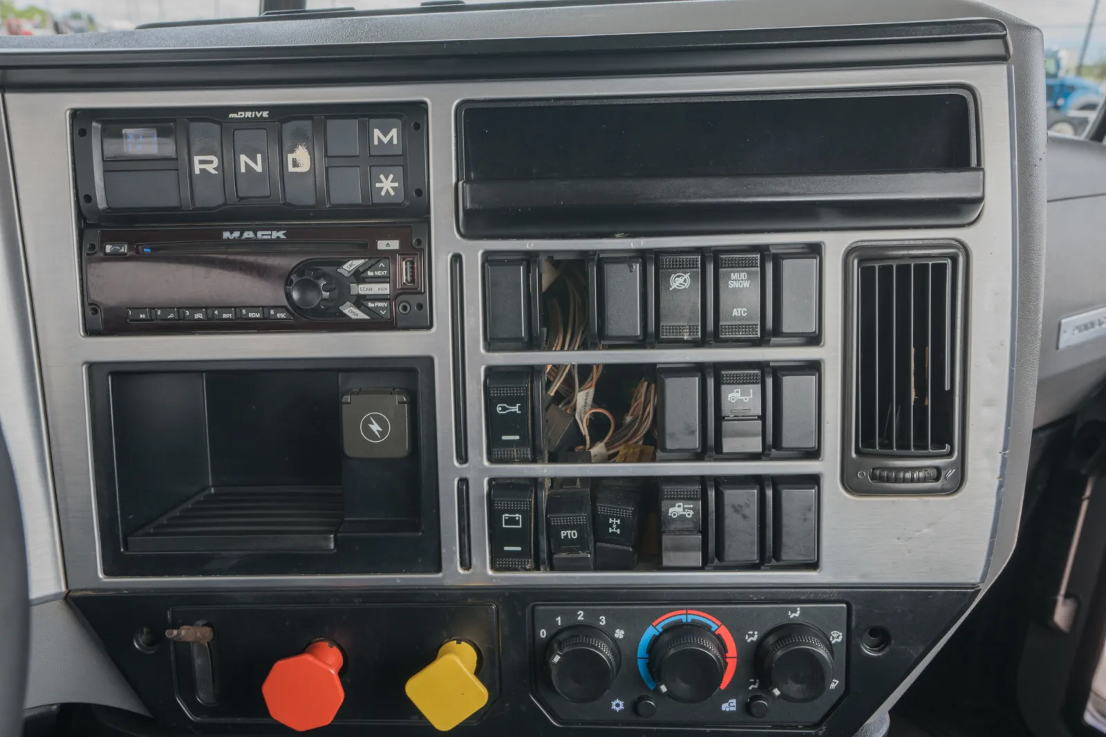 2019 Mack - image 18