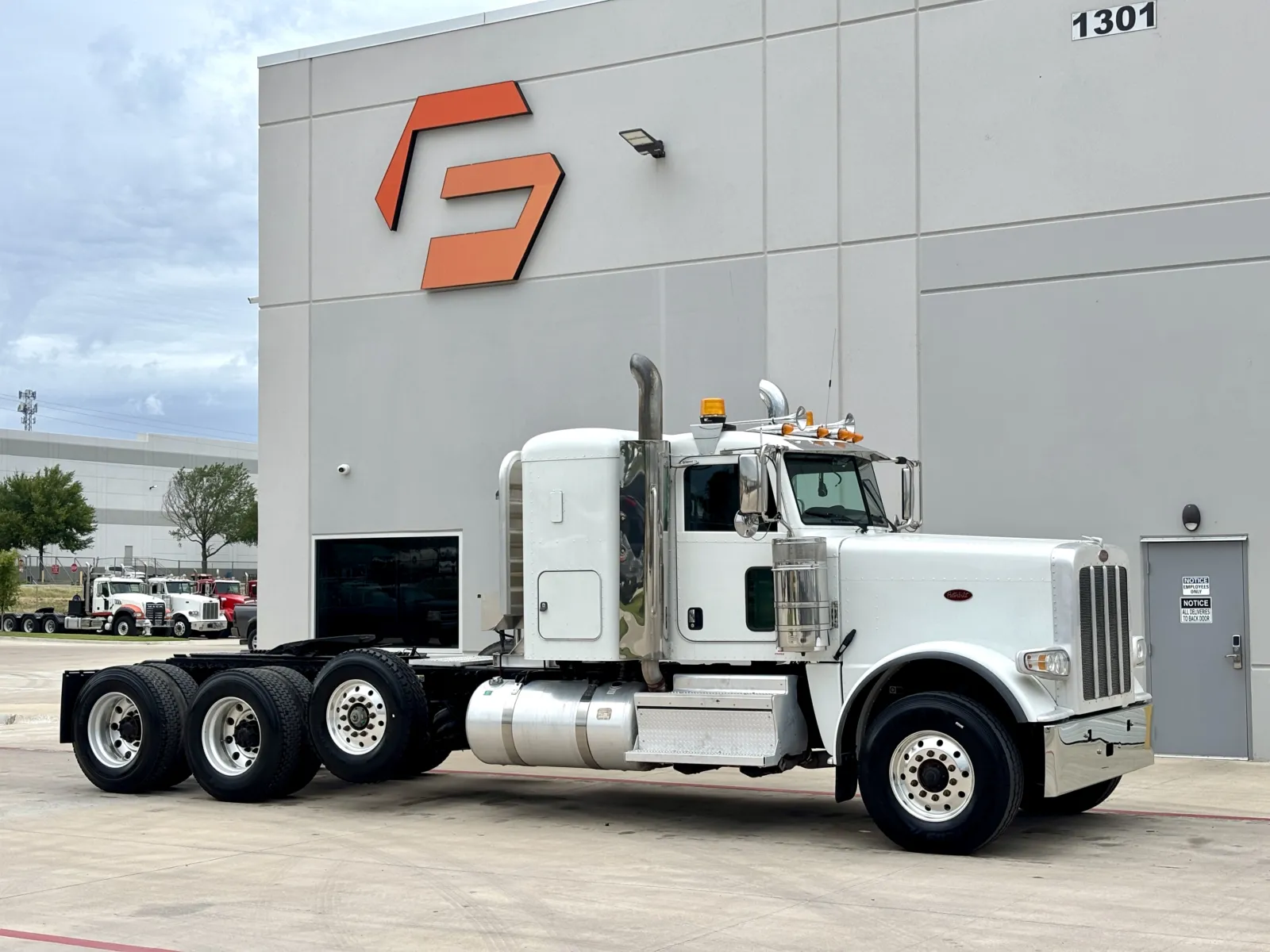 2021 Peterbilt 389 - image 1