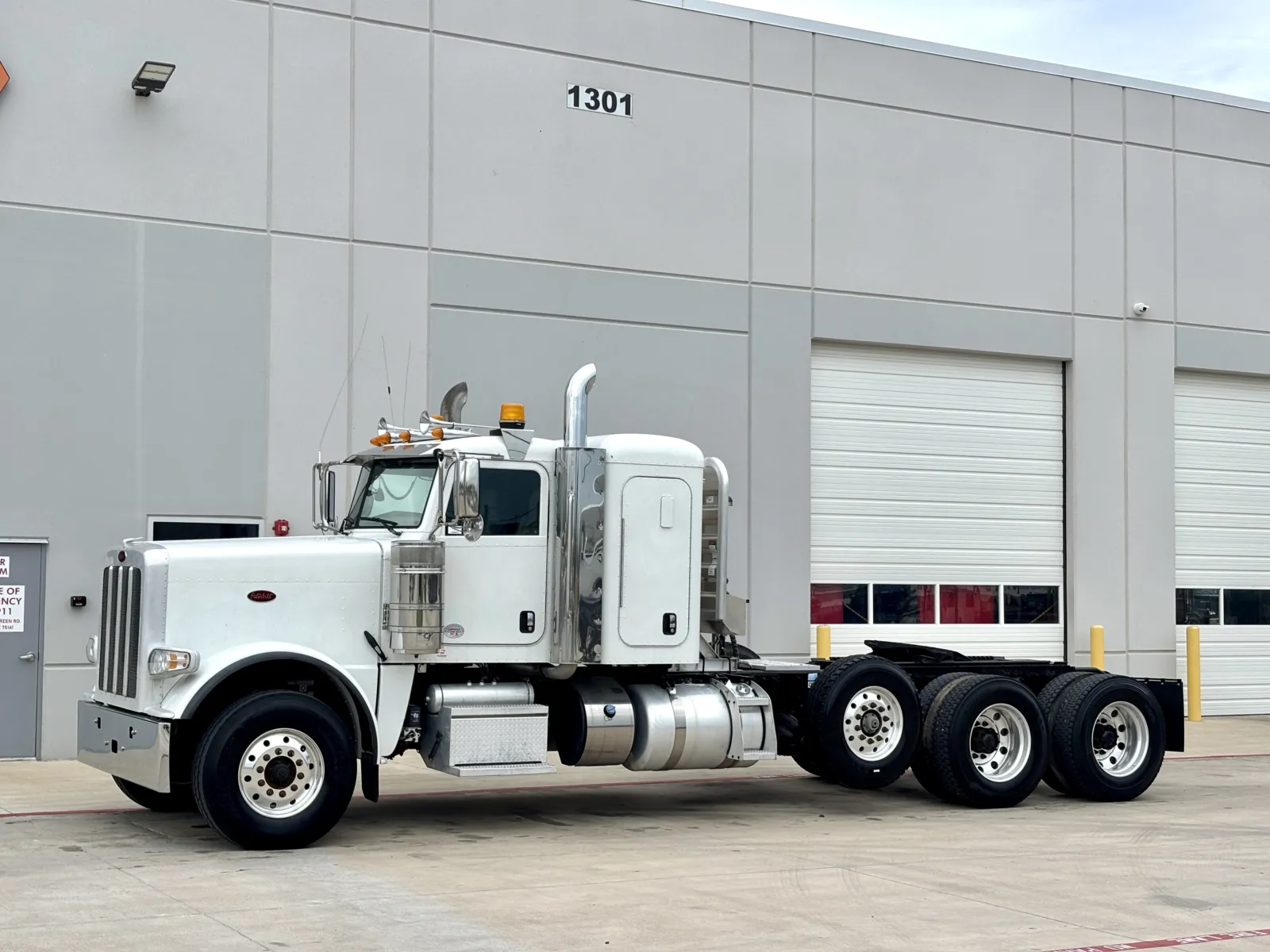 2021 Peterbilt 389 - image 2
