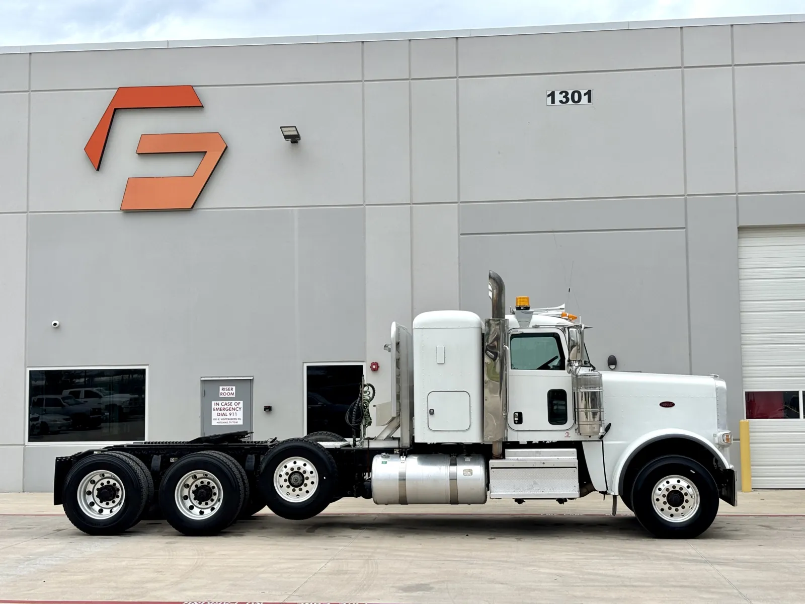 2021 Peterbilt 389 - image 3