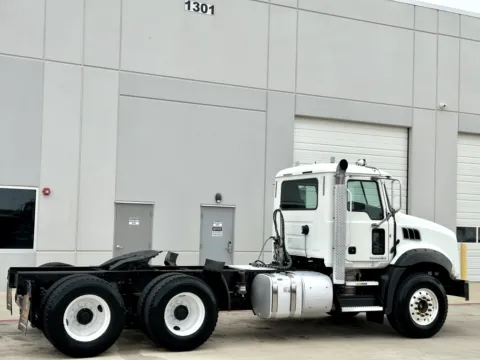 More photos of 2016 MACK GRANITE GU813 at Forge Truck Centers - Texas, TX