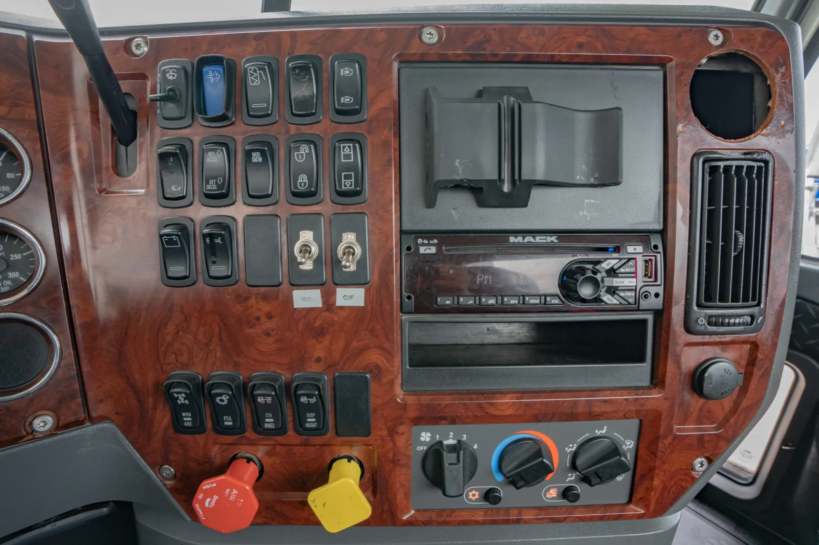 2016 Mack - image 18