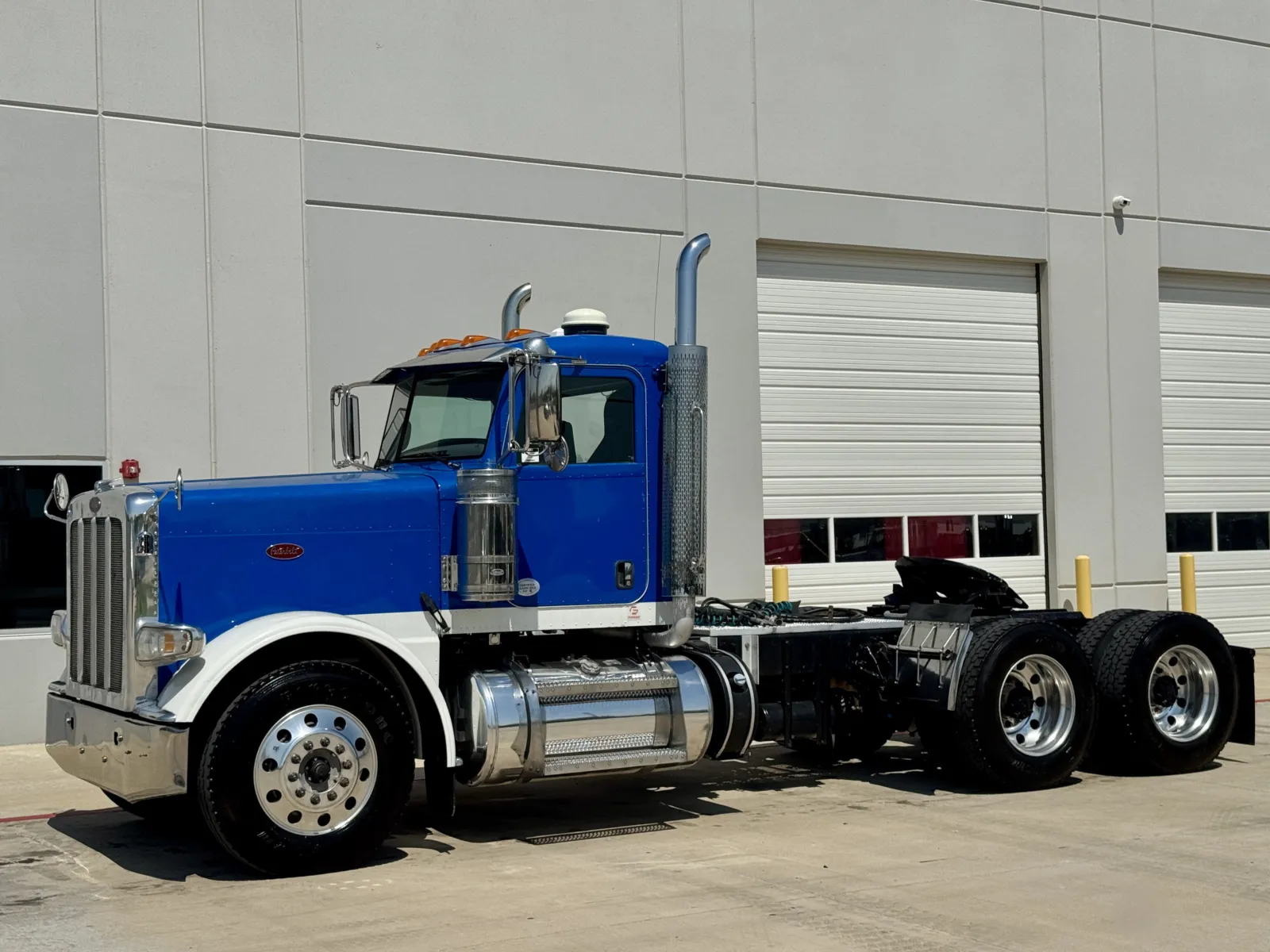 2018 Peterbilt 389 - image 2
