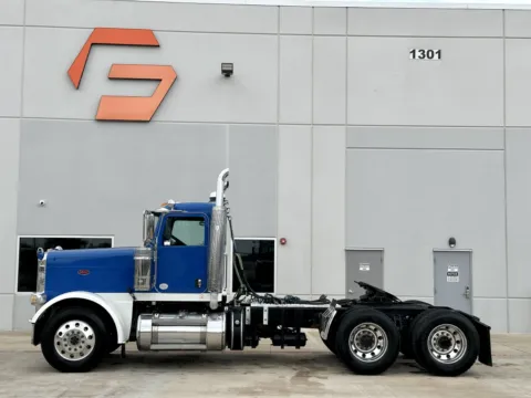More photos of 2018 PETERBILT 389 at Forge Truck Centers - Texas, TX