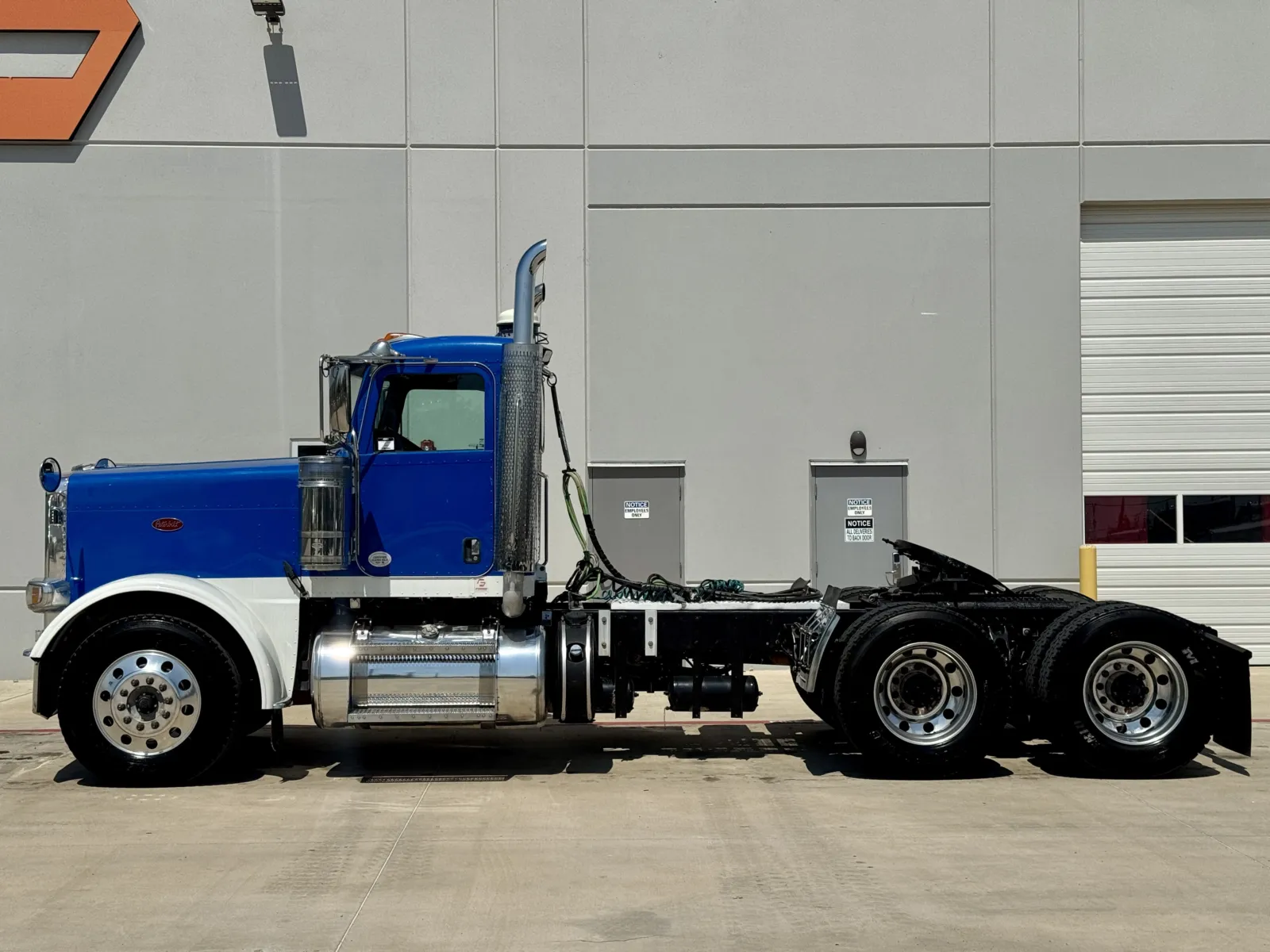 2018 Peterbilt 389 - image 4