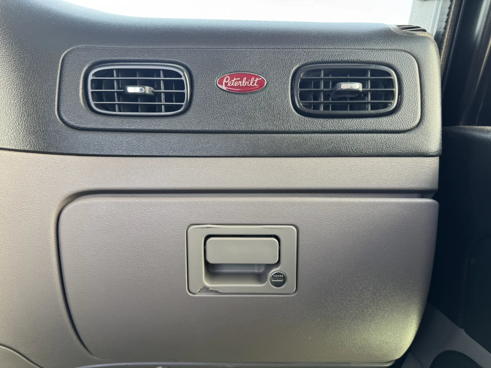 2018 Peterbilt 389 - image 19