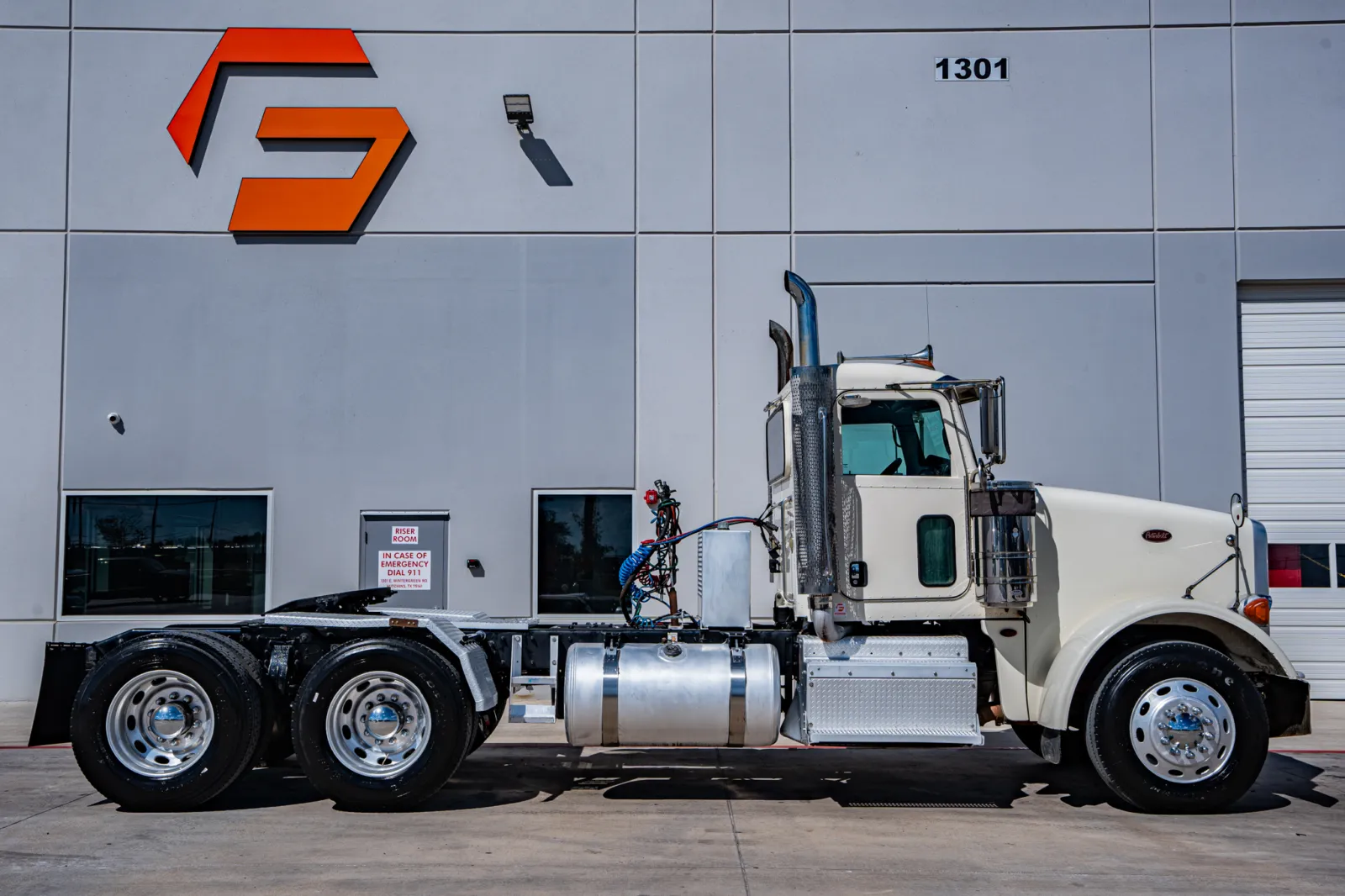 2012 Peterbilt - image 3