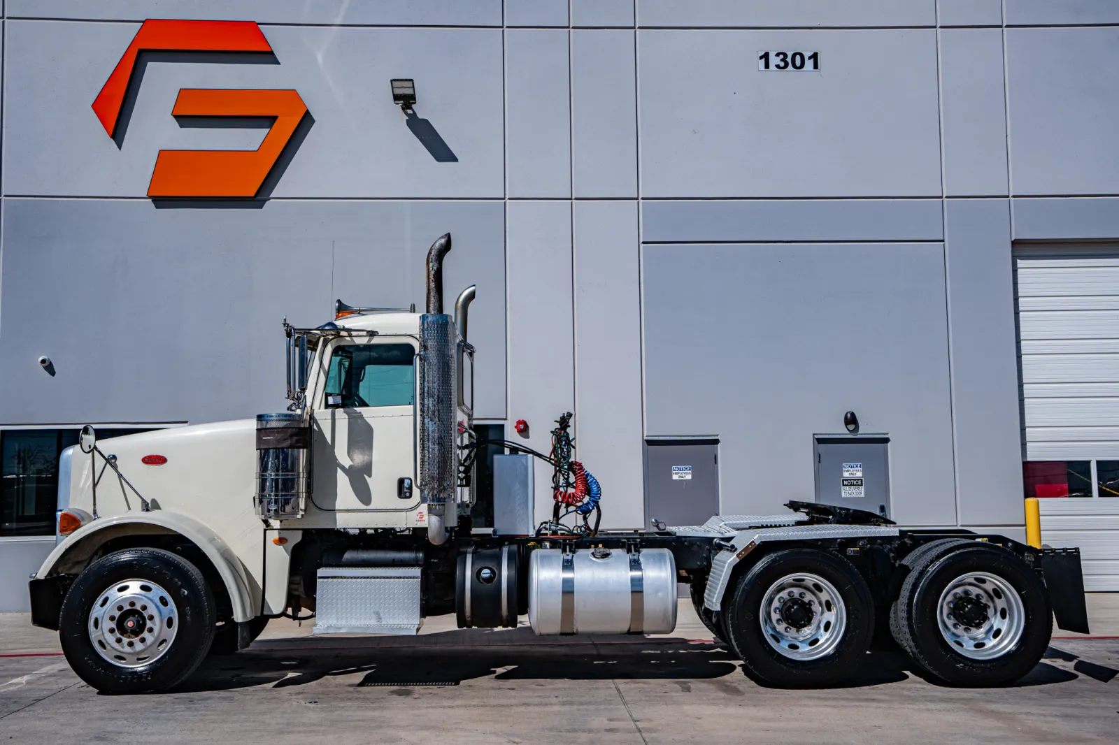 2012 Peterbilt - image 4