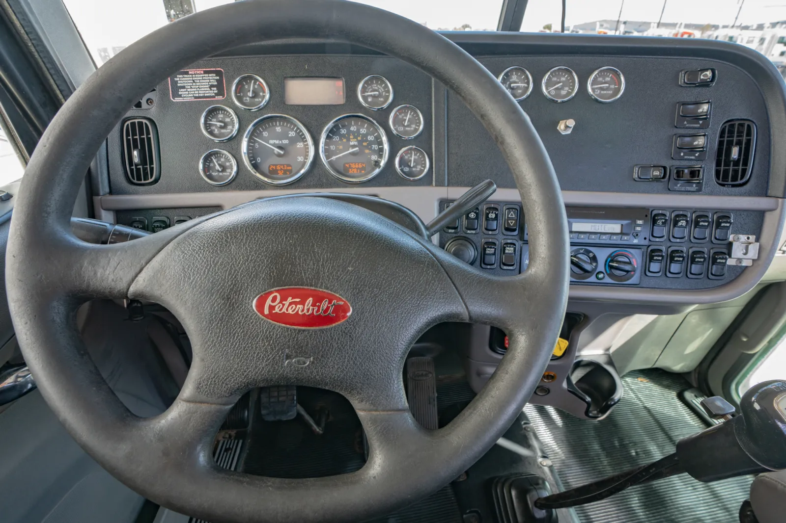 2012 Peterbilt - image 16