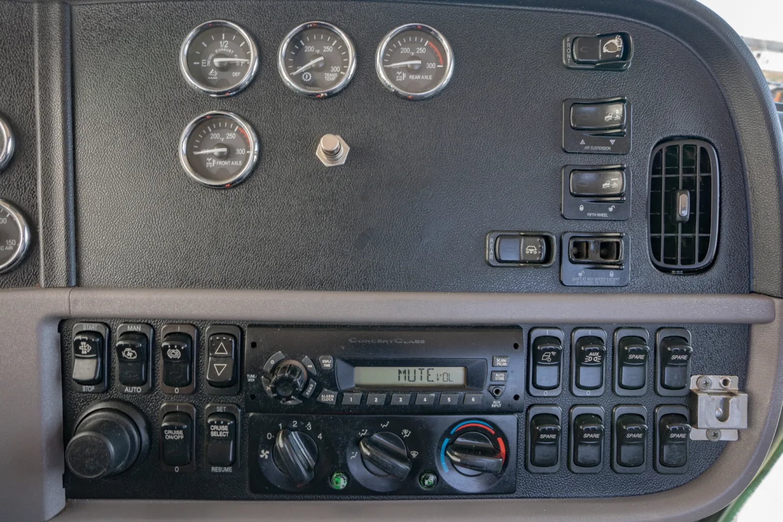 2012 Peterbilt - image 18