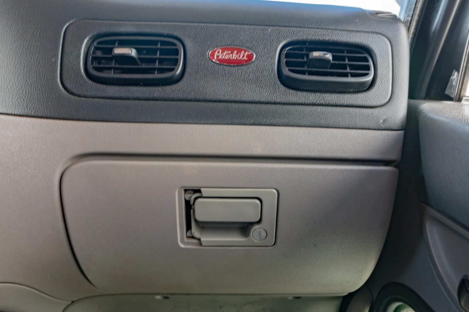 2012 Peterbilt - image 19