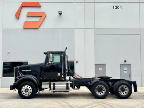 More photos of 2019 WESTERN STAR 4900 at Forge Truck Centers - Texas, TX