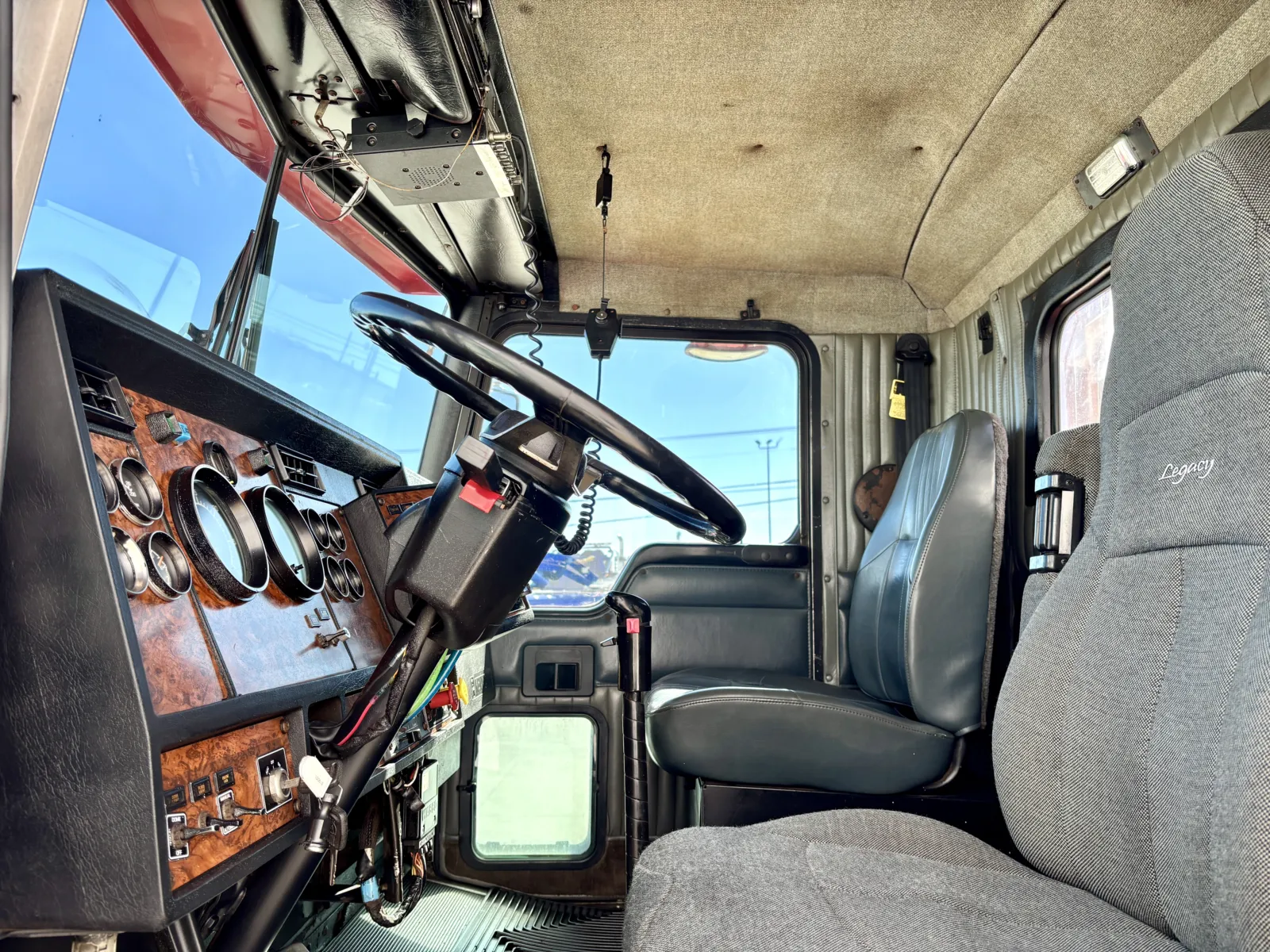 1999 Kenworth T800 - image 14