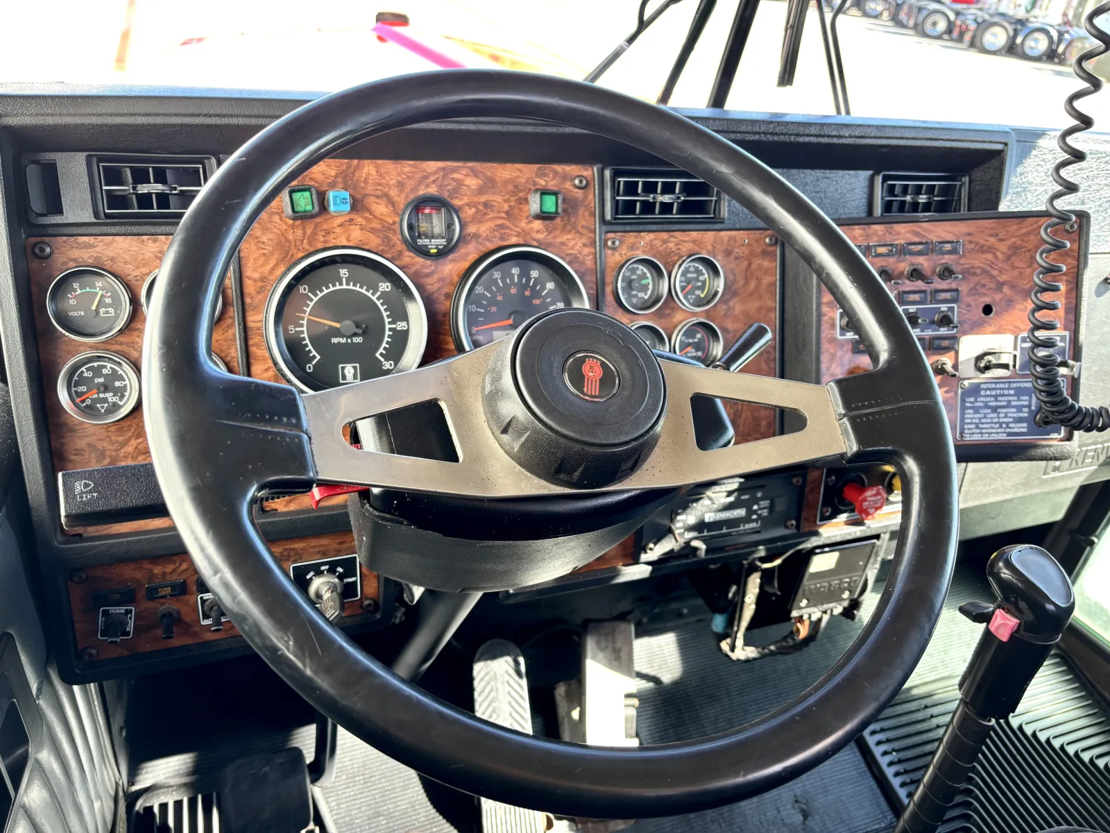 1999 Kenworth T800 - image 16