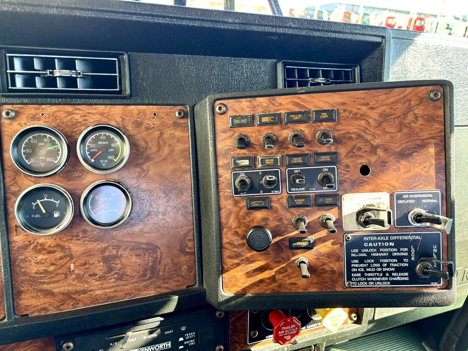 1999 Kenworth T800 - image 17