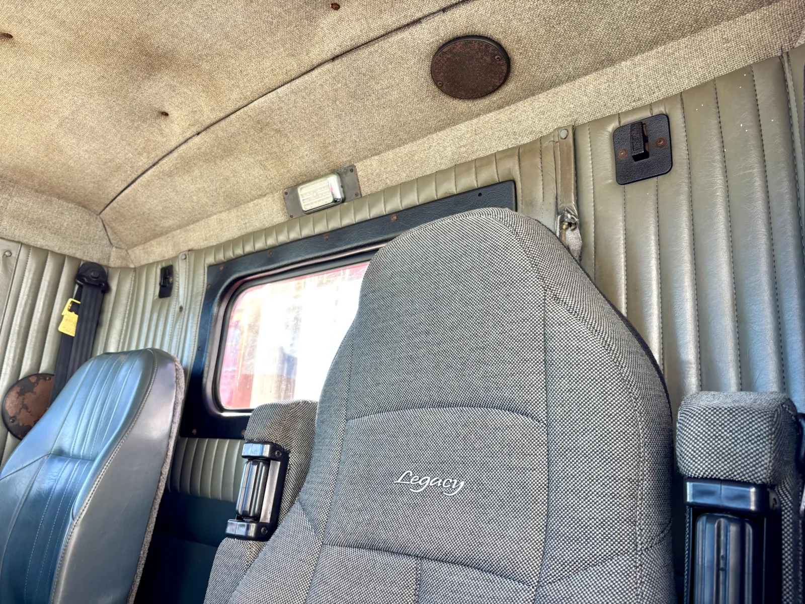 1999 Kenworth T800 - image 18