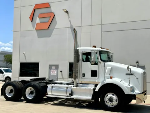 2013 KENWORTH T800 for sale in Hutchins, TX
