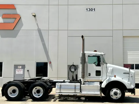 Another view of 2013 KENWORTH T800 for sale in Hutchins, TX at Forge Truck Centers - Texas