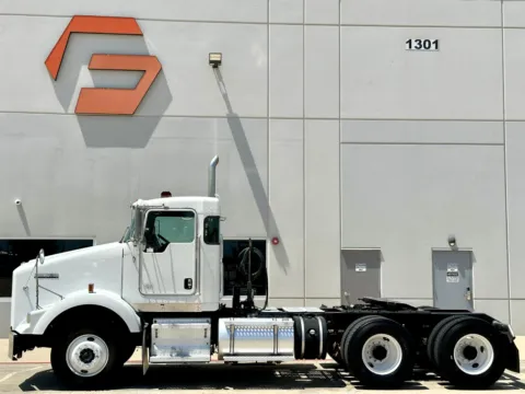 More photos of 2013 KENWORTH T800 at Forge Truck Centers - Texas, TX