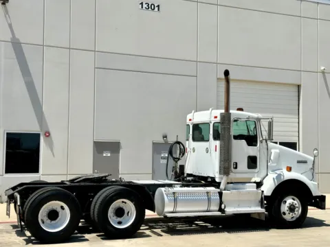 More photos of 2013 KENWORTH T800 at Forge Truck Centers - Texas, TX