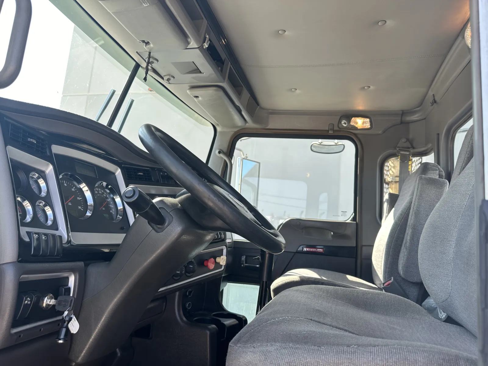 2013 Kenworth T800 - image 14