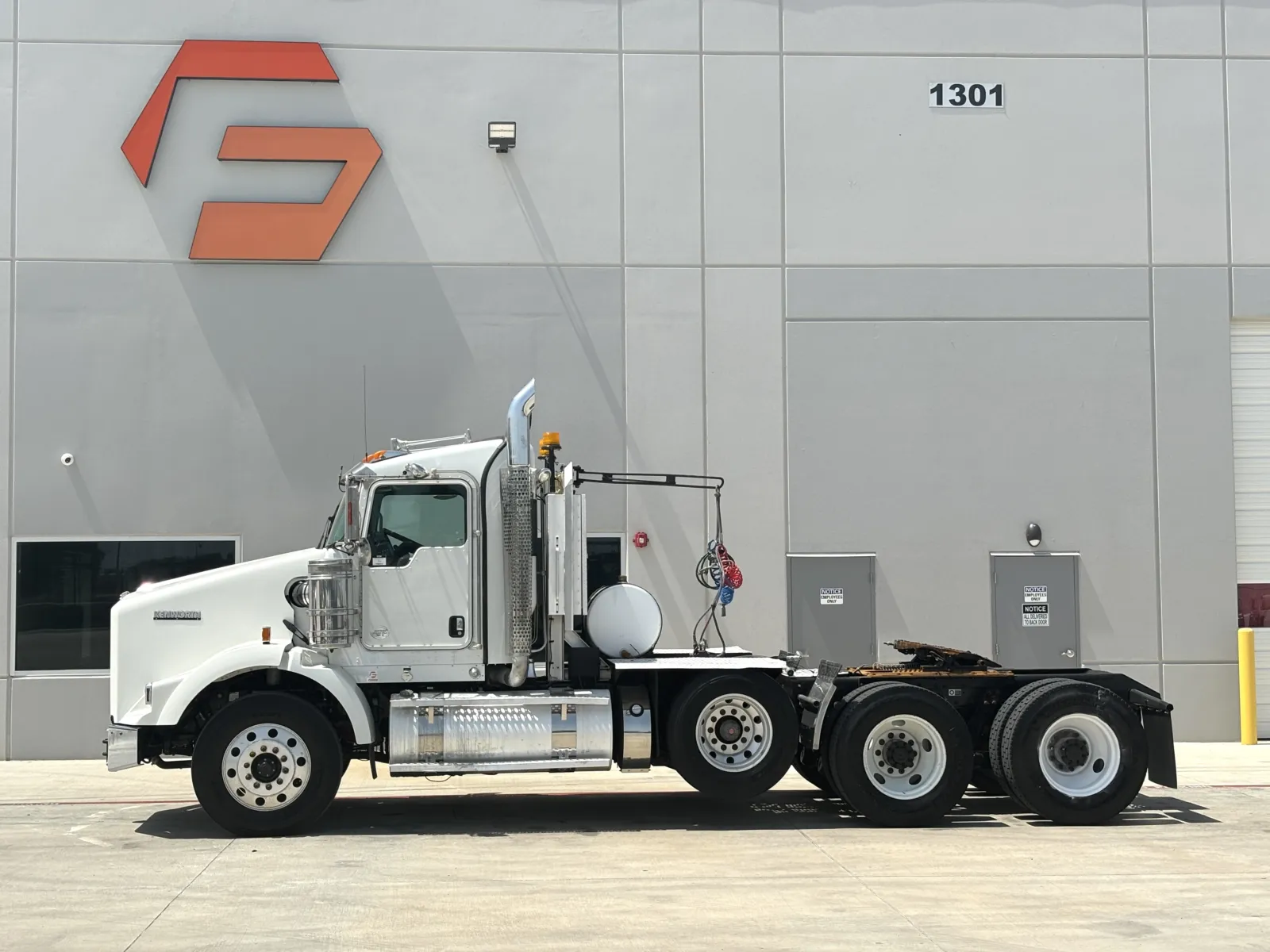 2011 Kenworth T800 - image 4