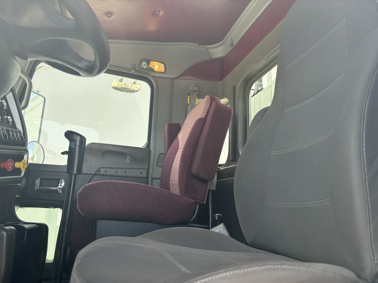 2011 Kenworth T800 - image 14