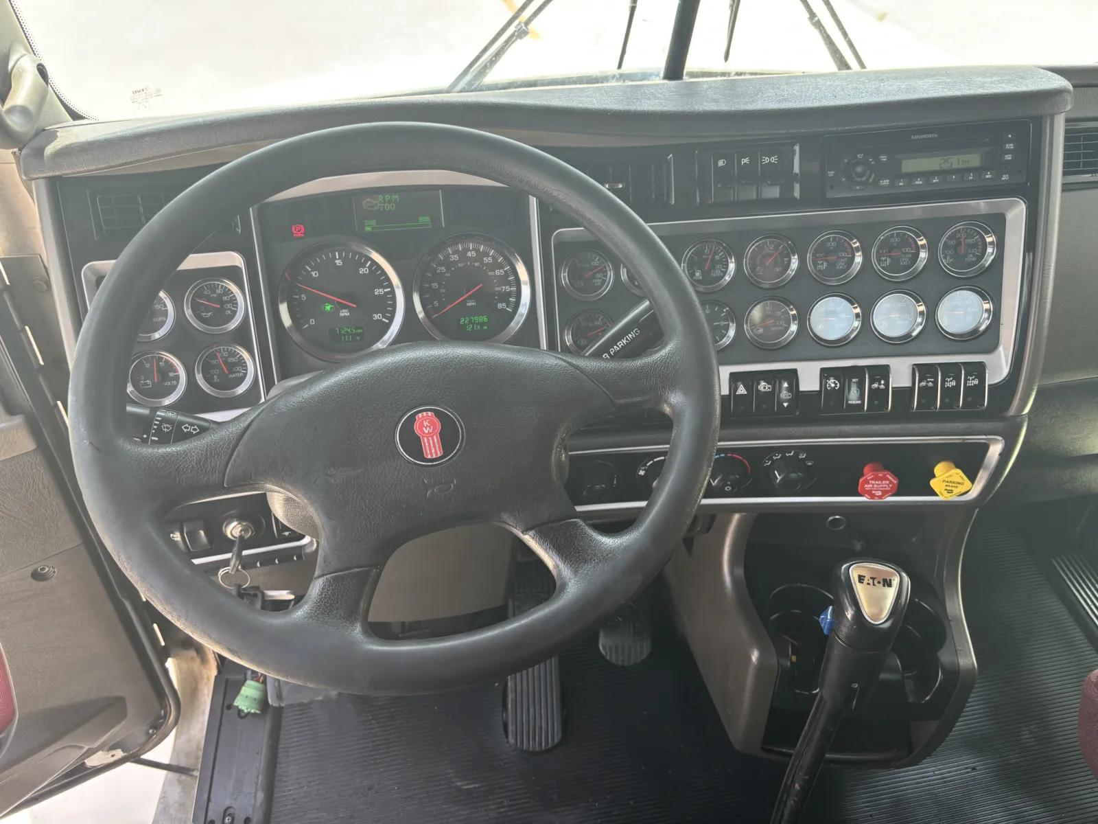 2011 Kenworth T800 - image 15