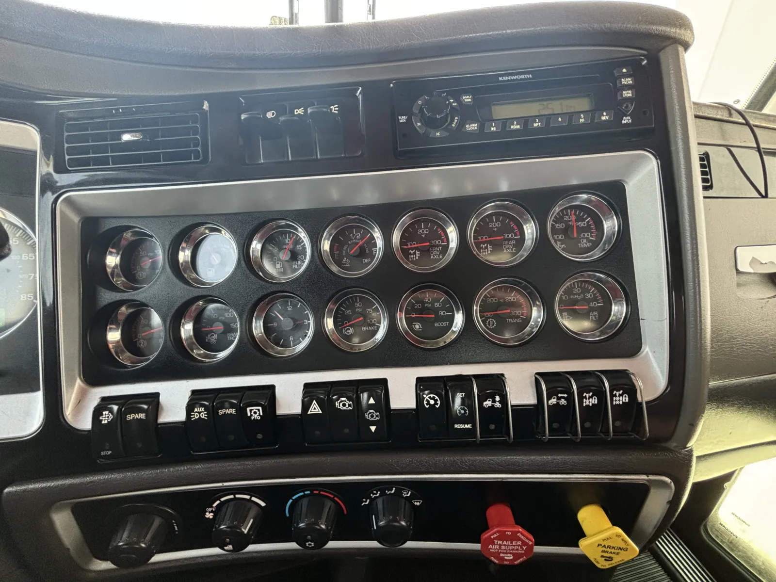 2011 Kenworth T800 - image 17