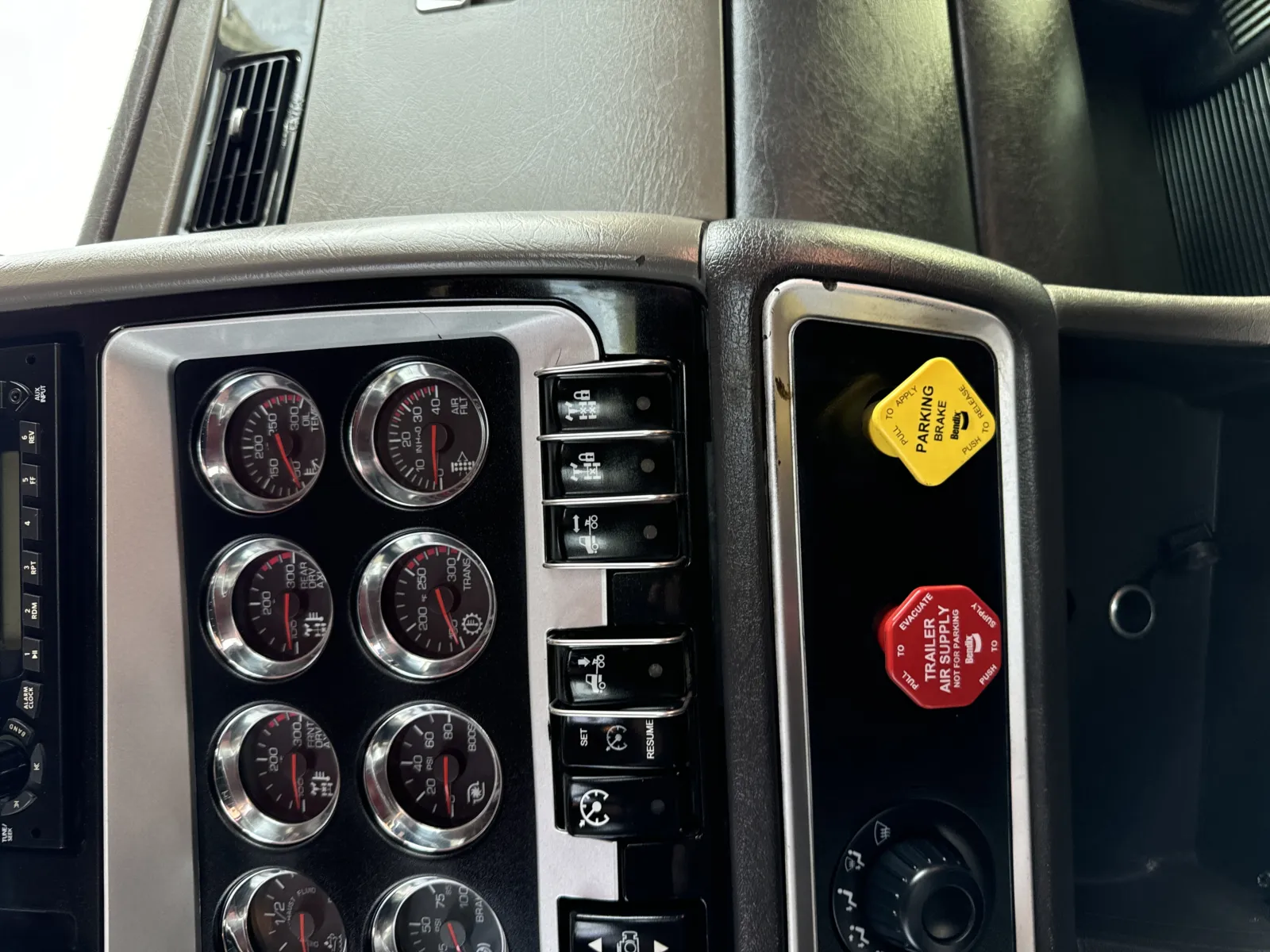 2011 Kenworth T800 - image 18