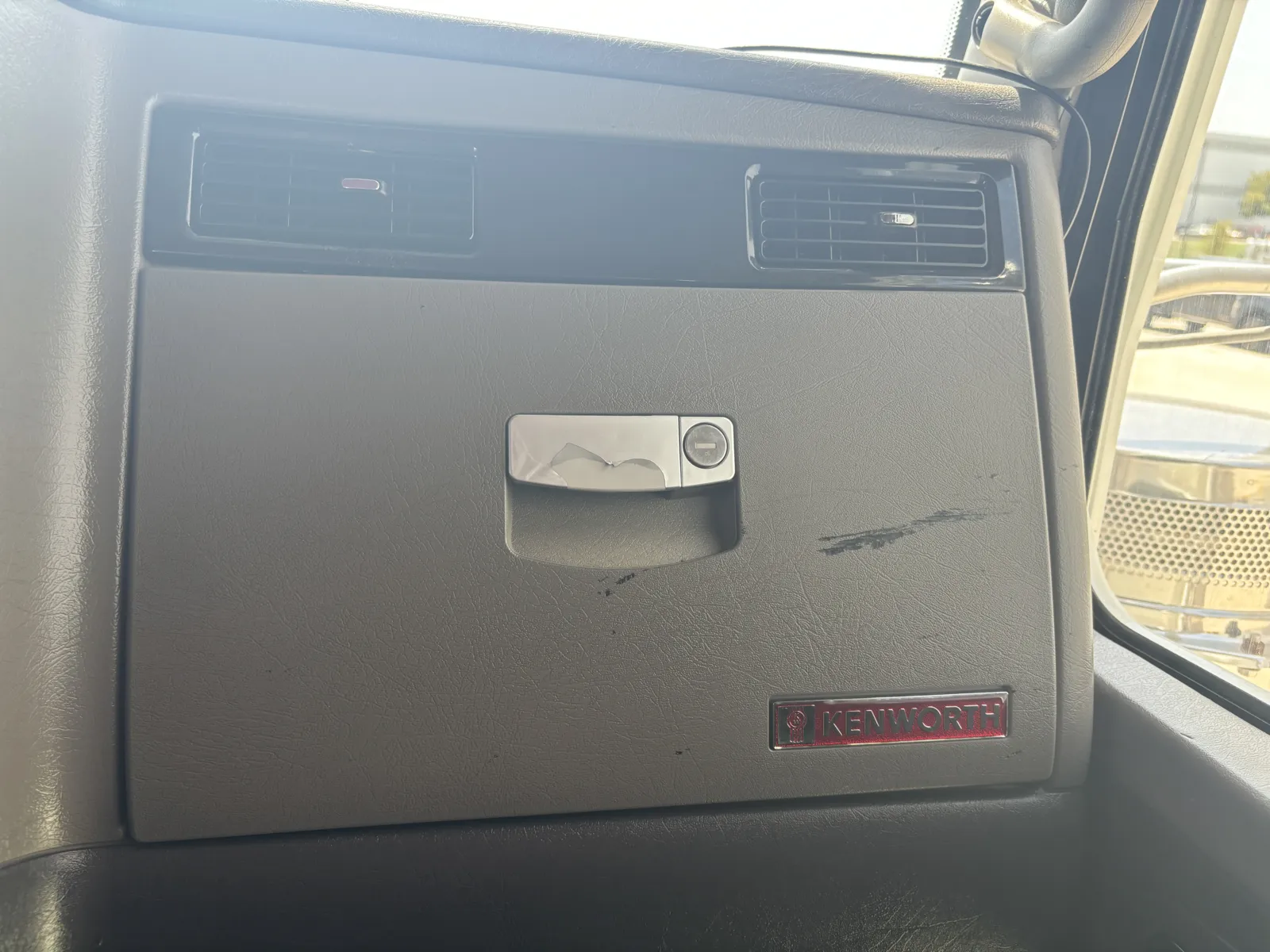 2011 Kenworth T800 - image 19