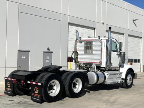 More photos of 2015 WESTERN STAR 4900 at Forge Truck Centers - Texas, TX