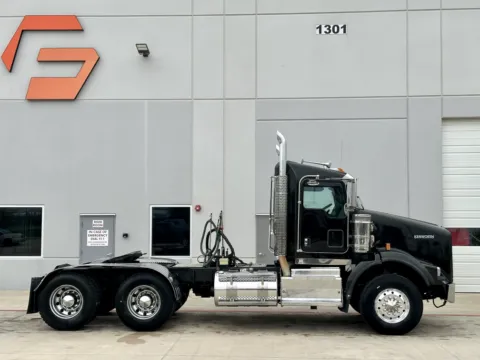 Another view of 2015 KENWORTH T800 for sale in Hutchins, TX at Forge Truck Centers - Texas