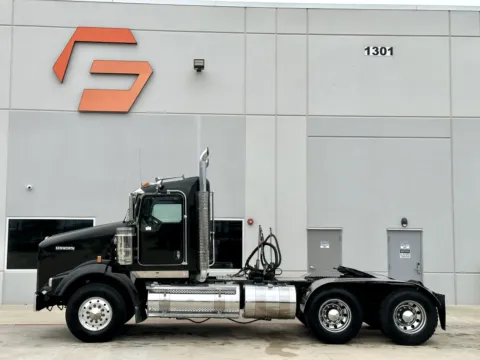 More photos of 2015 KENWORTH T800 at Forge Truck Centers - Texas, TX