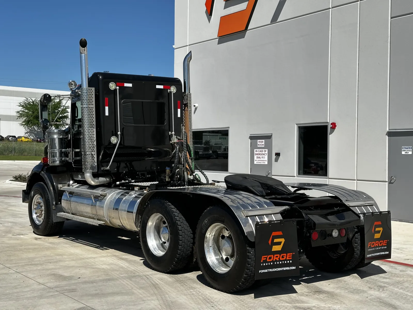 2015 Kenworth T800 - image 6