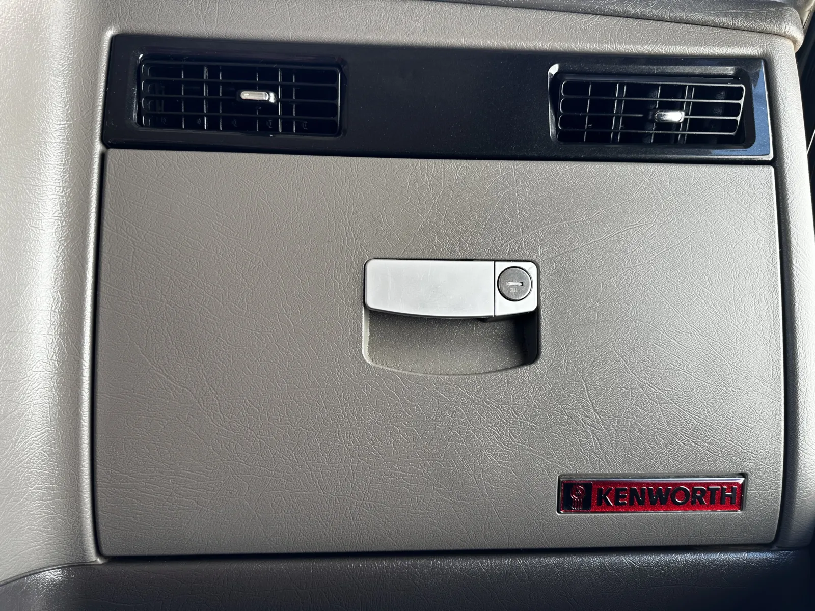 2015 Kenworth T800 - image 19