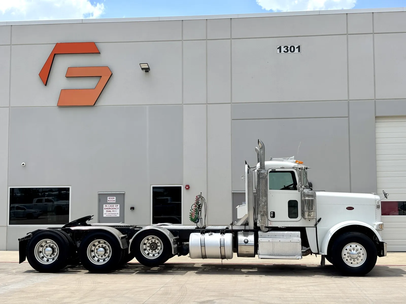 2012 Peterbilt - image 3