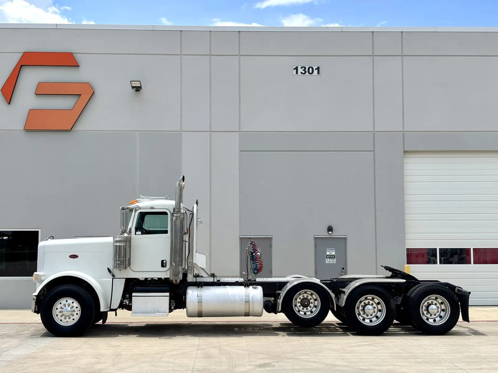 2012 Peterbilt - image 4
