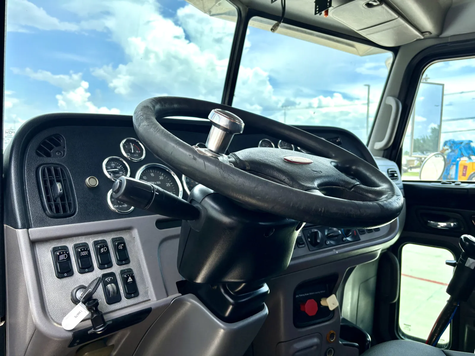 2012 Peterbilt - image 15