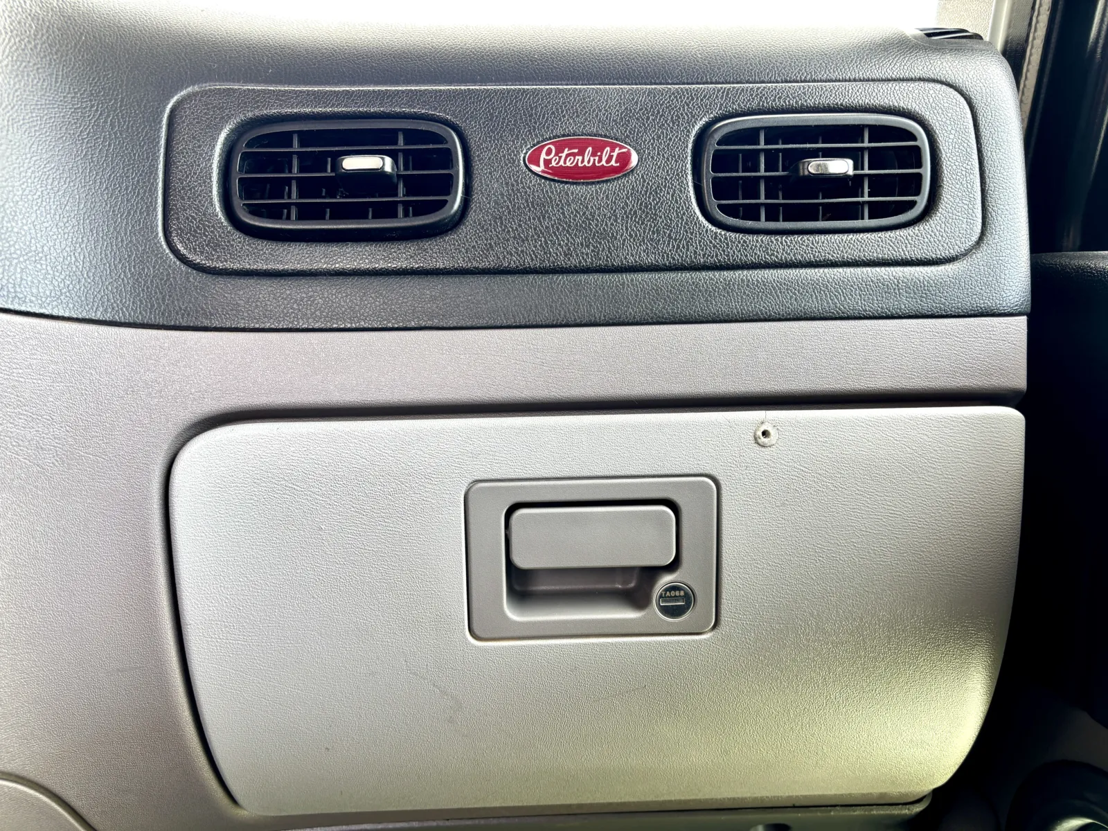 2012 Peterbilt - image 19